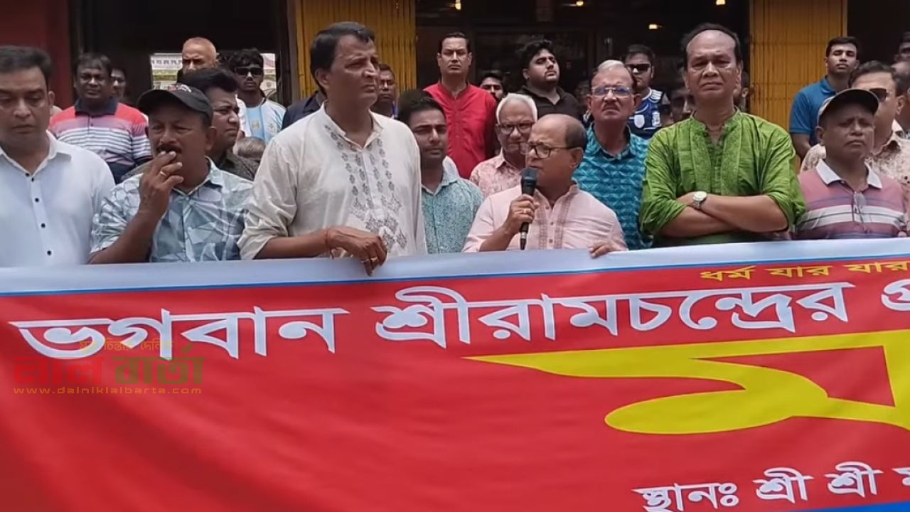 মন্দির গুড়িয়ে দেওয়ার হুমকি: প্রতিবাদে সিরাজগঞ্জে মানববন্ধন কর্মসূচি পালন