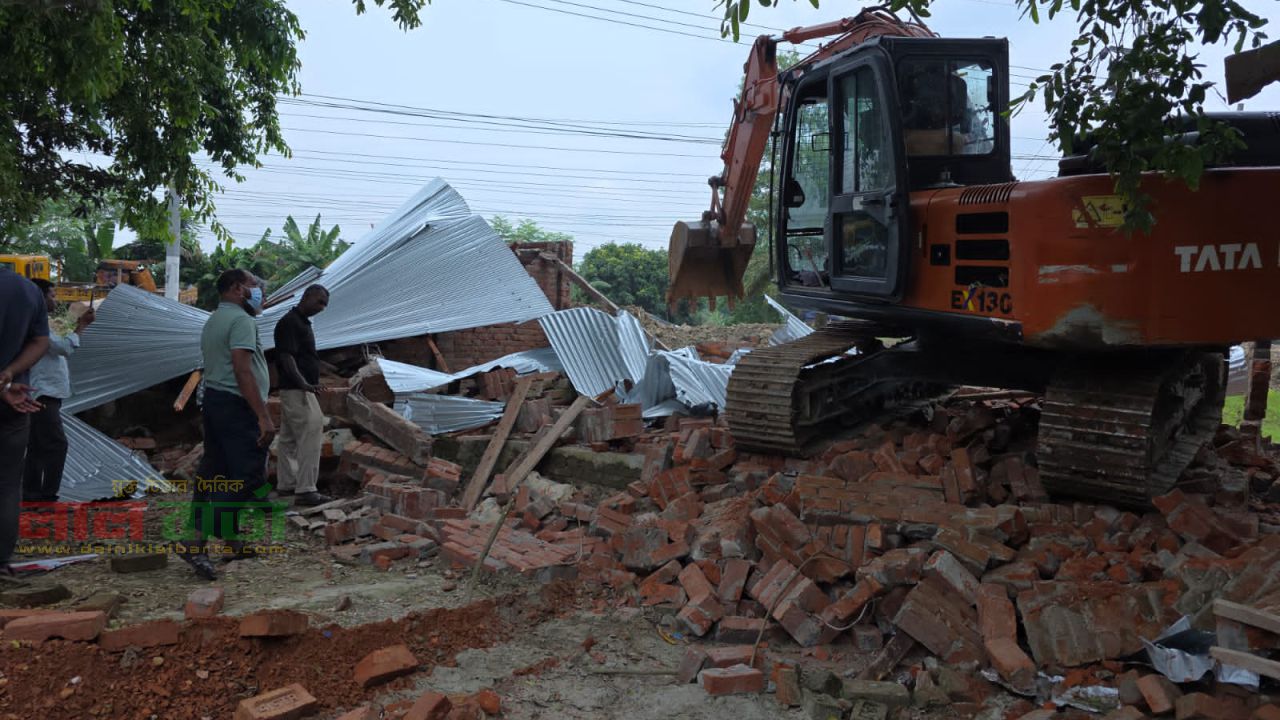 ফরিদপুরে সওজের ৬ কোটি টাকার জমি উদ্ধার: অবৈধ মার্কেট উচ্ছেদ