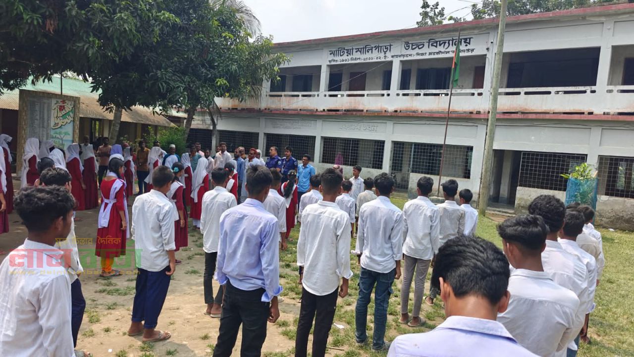 মাদক, বাল্যবিবাহ ও ইভটিজিংকে ‘না’ বলুন: তাড়াশ থানা পুলিশের সচেতনতামূলক সভা