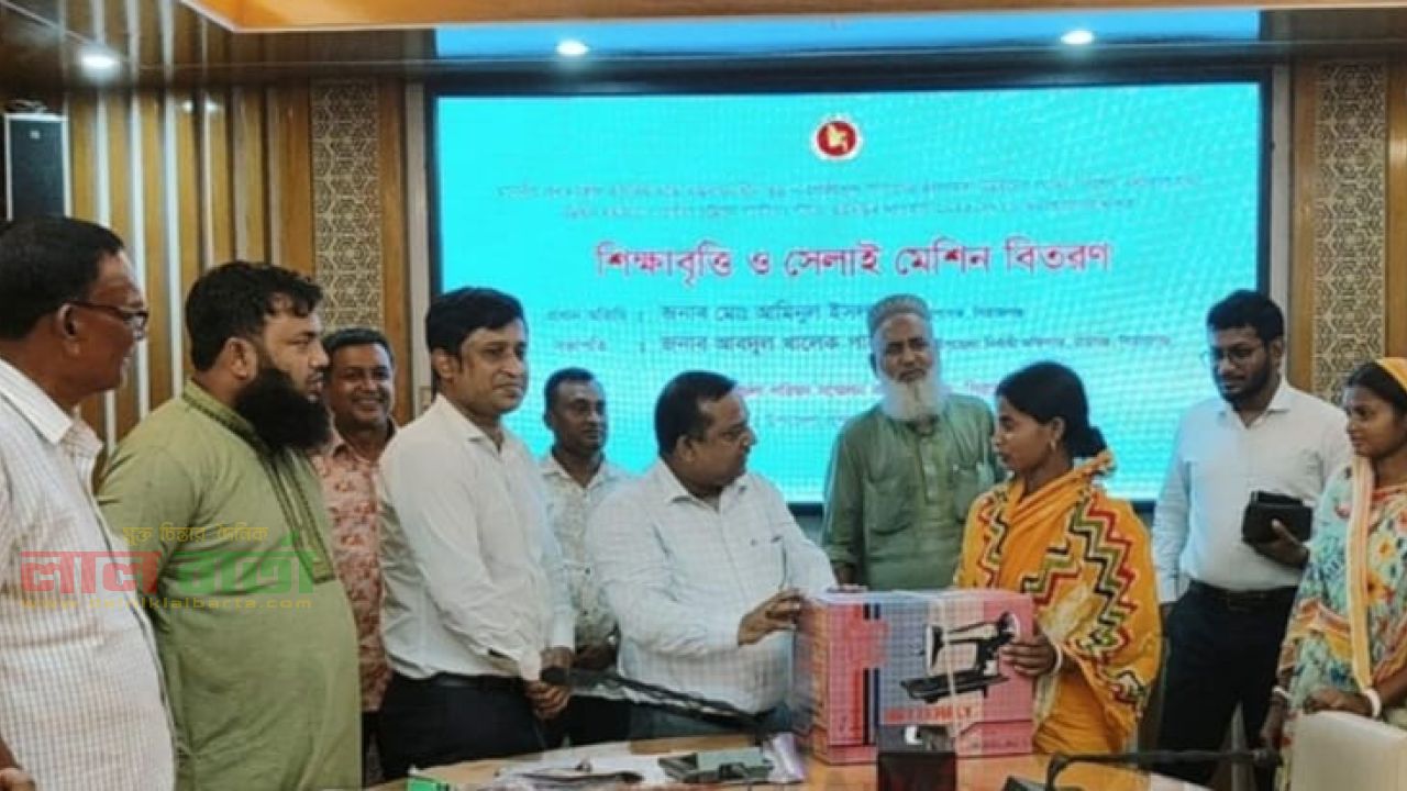 রায়গঞ্জে ক্ষুদ্র নৃ-গোষ্ঠীর শিক্ষার্থীদের শিক্ষাবৃত্তি ও সেলাই মেশিন বিতরণ