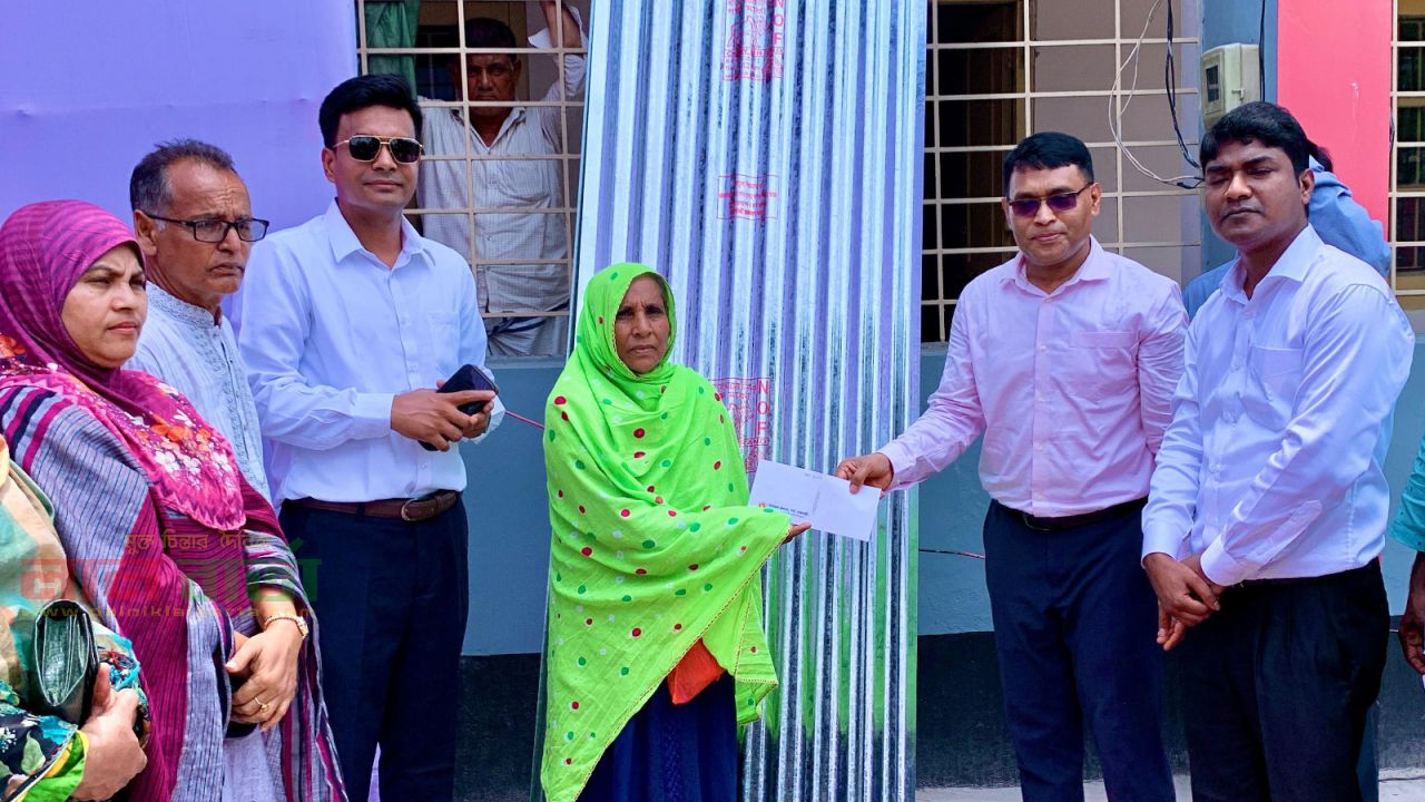 পবায় প্রতিবন্ধী ও দুঃস্থদের মাঝে মানবিক সহায়তা বিতরণ