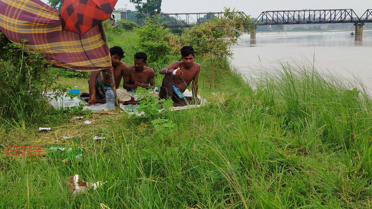 রৌমারী সীমান্তের শূন্যরেখায় খোলা আকাশের নিচে ১২ দিন ধরে ৩ যুবকের মানবেতর জীবন