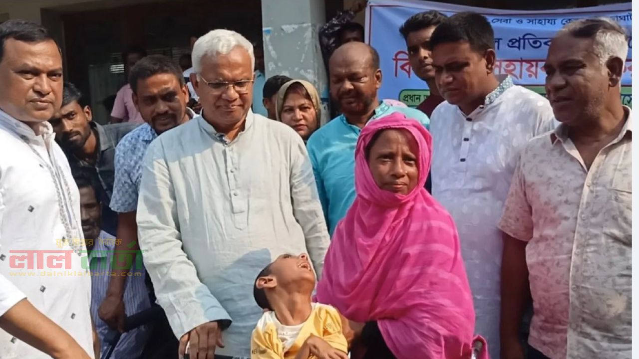 ঘোড়াঘাটে দুর্যোগে ক্ষতিগ্রস্তদের মাঝে মানবিক সহায়তা বিতরণ