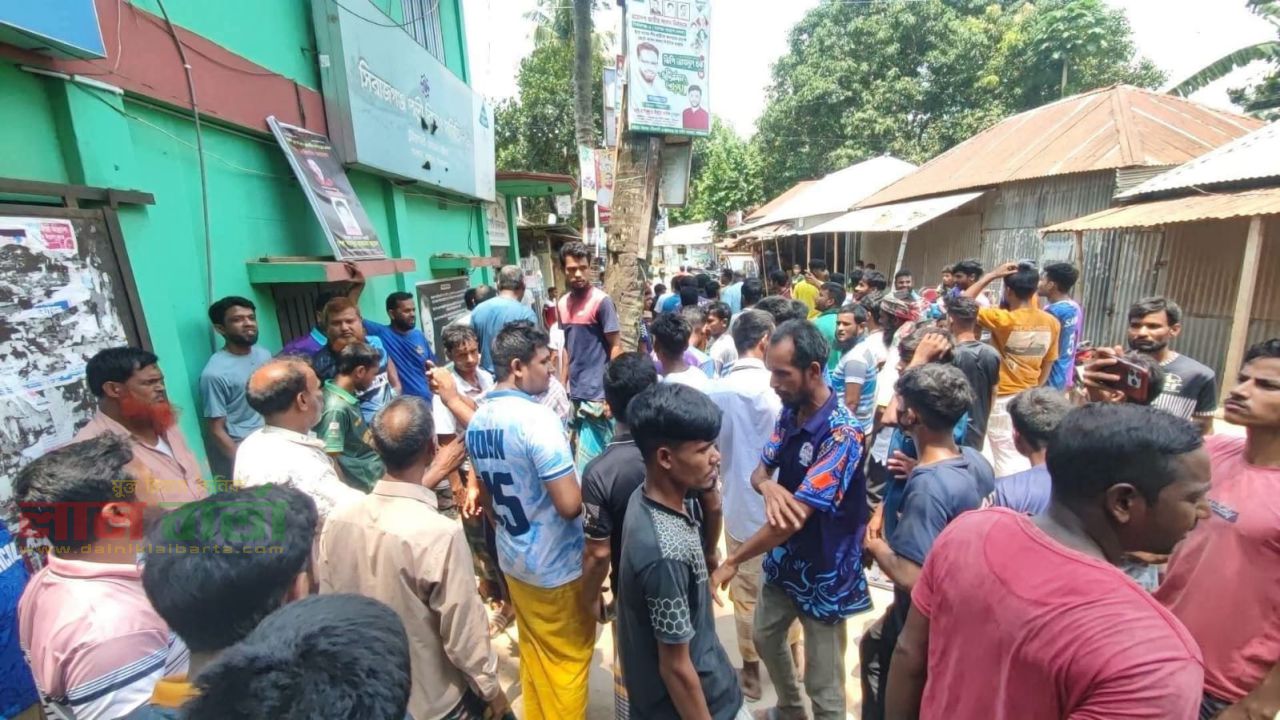 লোডশেডিংয়ের প্রতিবাদে রায়গঞ্জে তাঁতকল মালিক-শ্রমিকদের বিক্ষোভ