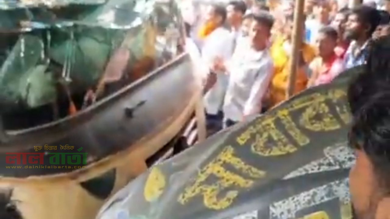 পিপুলবাড়িয়ায় নিয়ন্ত্রণ হারিয়ে বাস দোকানের ভিতরে 