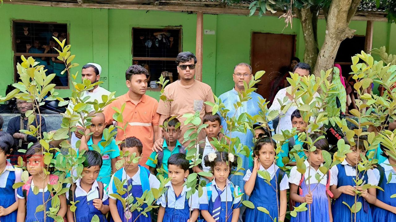 রায়গঞ্জে শিক্ষার্থীদের মাঝে চারাগাছ বিতরণ করল সাজু পল্লী উন্নয়ন মানবিক ফাউন্ডেশন