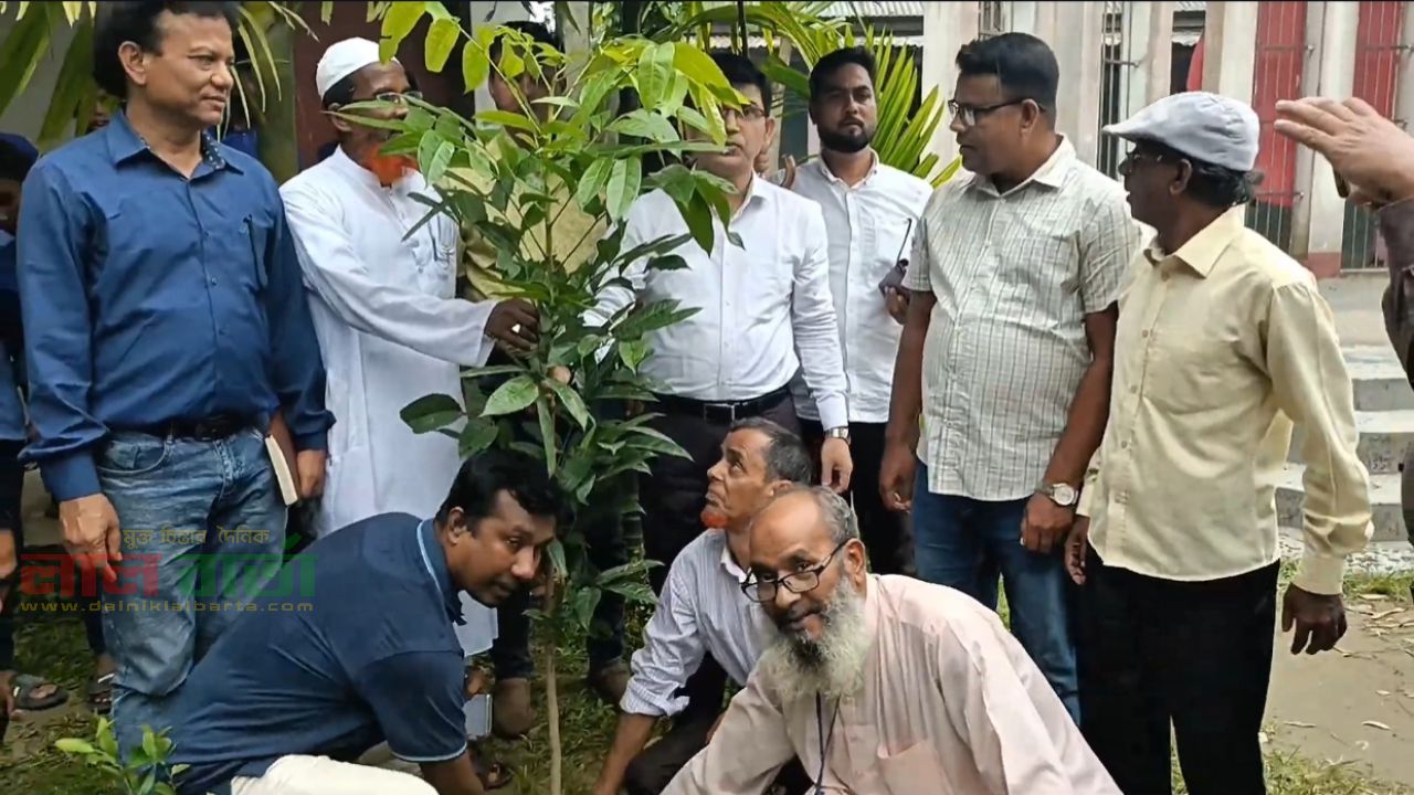 ব্র্যাকের উদ্যোগে রায়গঞ্জে শিক্ষার্থীদের মাঝে বিনামূল্যে গাছের চারা বিতরণ