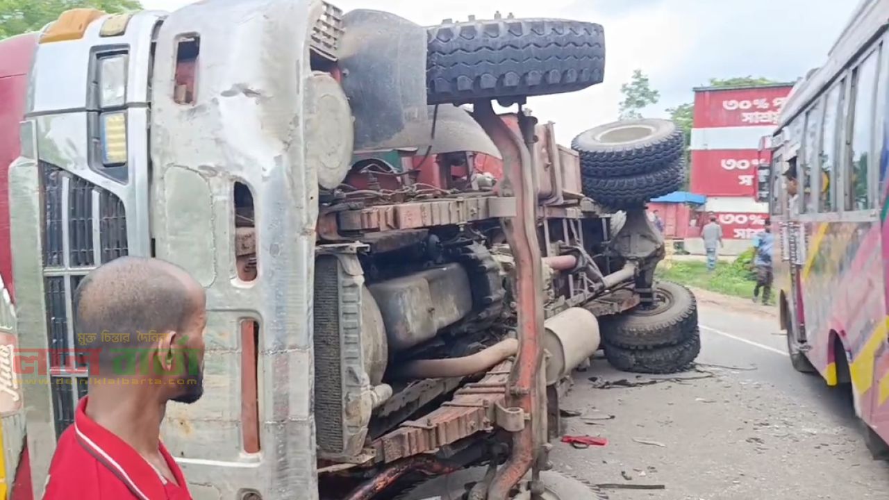 অতিরিক্ত বাঁশ বোঝাই ট্রাক উল্টে দীর্ঘ যানজট