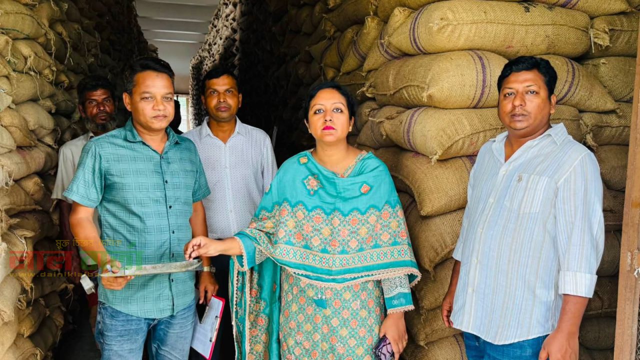 তাড়াশে খাদ্য গোডাউন পরিদর্শন করলেন ইউএনও নুসরাত জাহান 