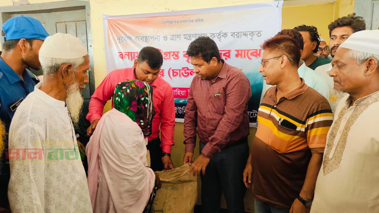 সিংড়ায় আকষ্মিক বন্যায় ক্ষতিগ্রস্ত  কৃষকদের মাঝে চাল বিতরণ 