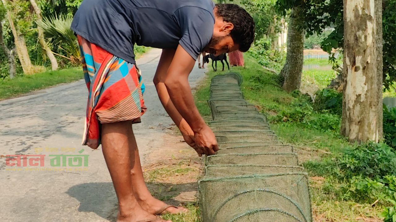প্রকাশ্যে বিক্রি হচ্ছে নিষিদ্ধ কারেন্ট ও চায়না দুয়ারী জাল:  খাল বিলে চলে ‘লোক দেখানো’ অভিযান