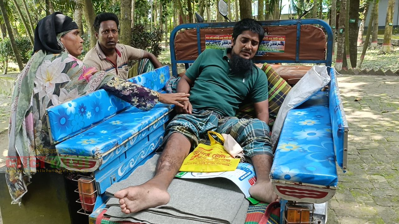 দুই পা হারিয়ে কর্মহীন শাহীন: চিকিৎসার জন্য প্রয়োজন ২ লাখ টাকা