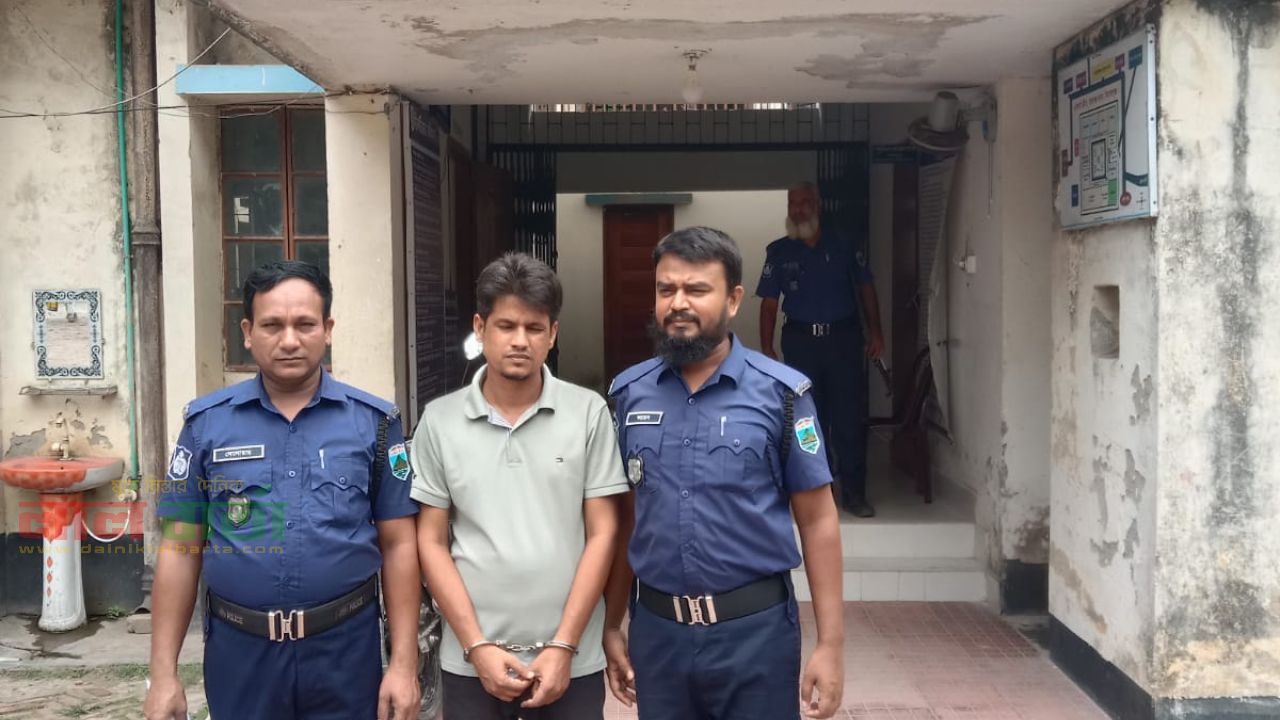 রায়গঞ্জ থানা পুলিশের অভিযানে সিআর মামলার সাজাপ্রাপ্ত পলাতক আসামি গ্রেফতার