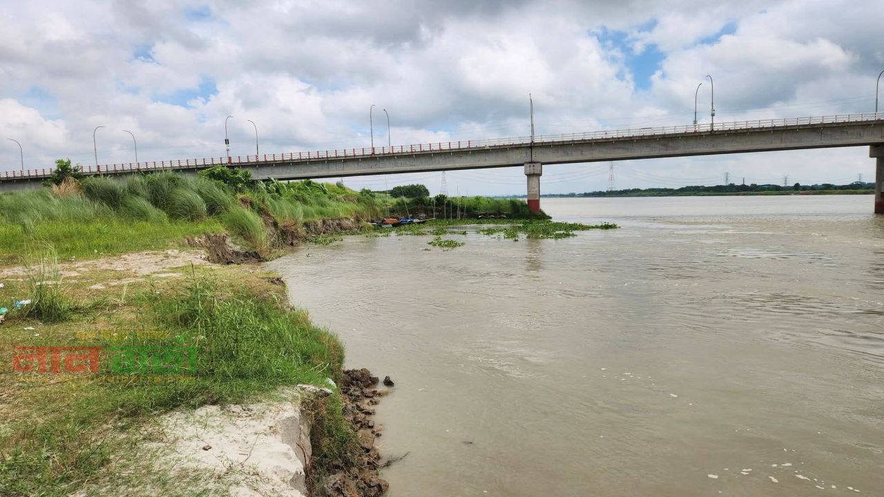 শিবচরে অবৈধ বালু উত্তোলনে হুমকির মুখে আড়িয়াল খাঁ নদের সেতু