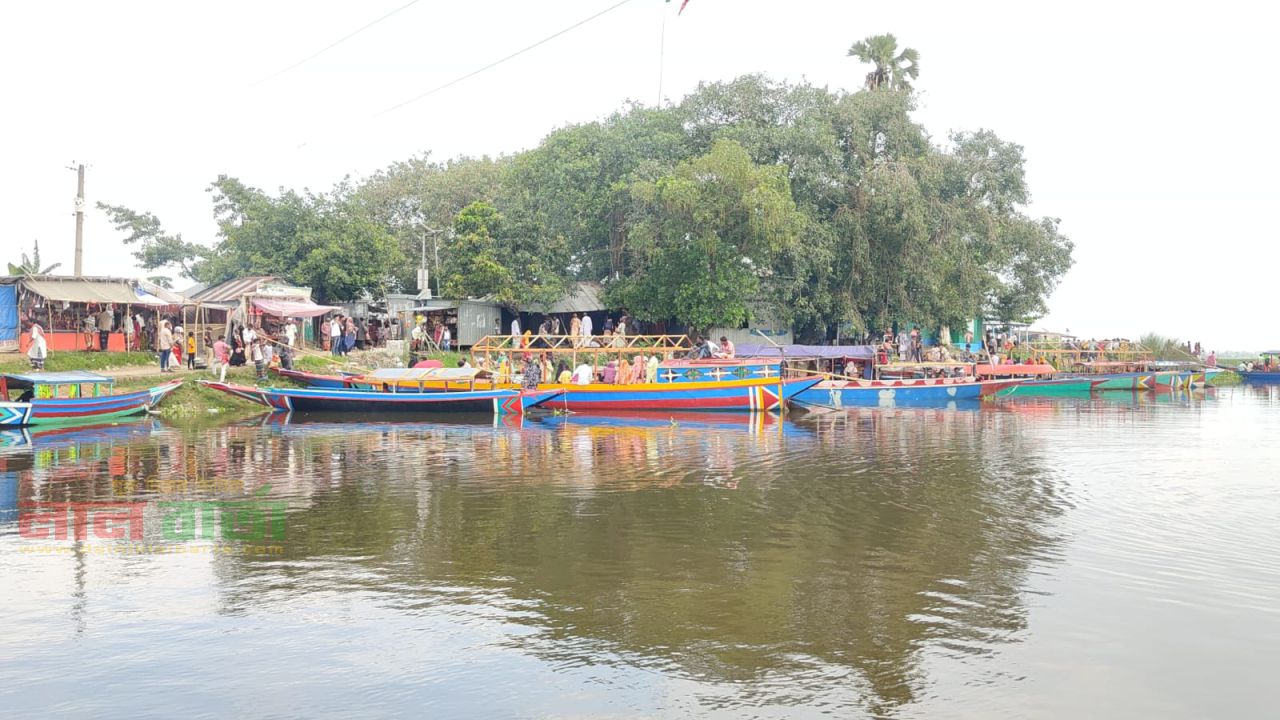 বর্ষার শুরুতেই ভক্ত ও দর্শনার্থীদের ভীড়ে উৎসবমুখর চলনবিলর তিশিখালীর মাজার 