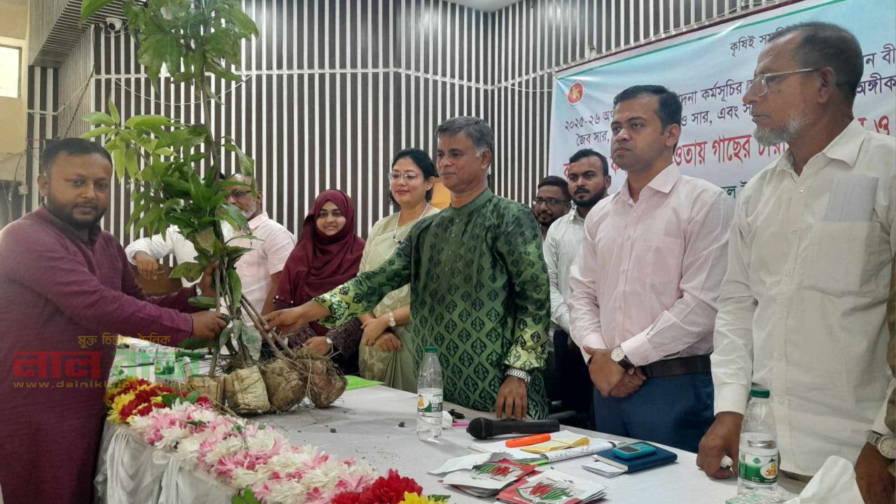 বেলকুচিতে কৃষকেরা পেলেন গাছের চারা জৈবসার ও খুটি