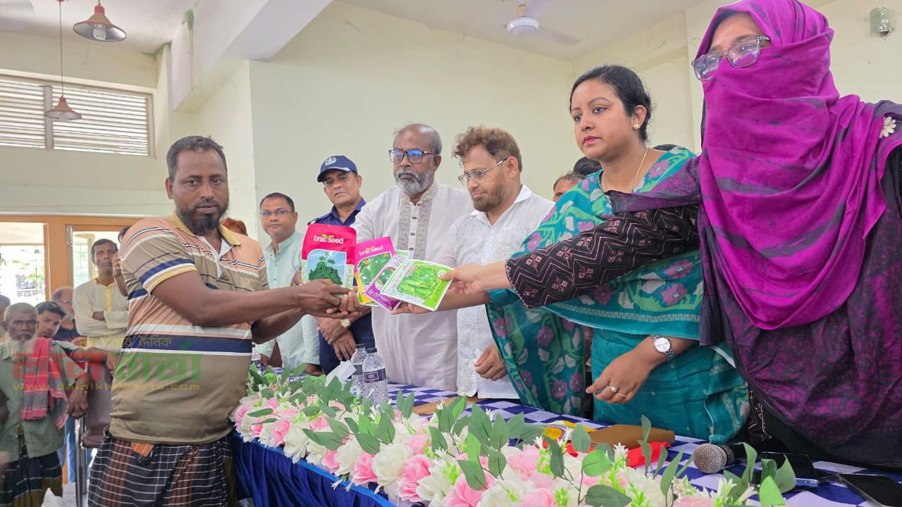 তাড়াশে ক্ষুদ্র ও প্রান্তিক কৃষকদের মাঝে কৃষি প্রণোদনা ও বীজ-সার বিতরণ