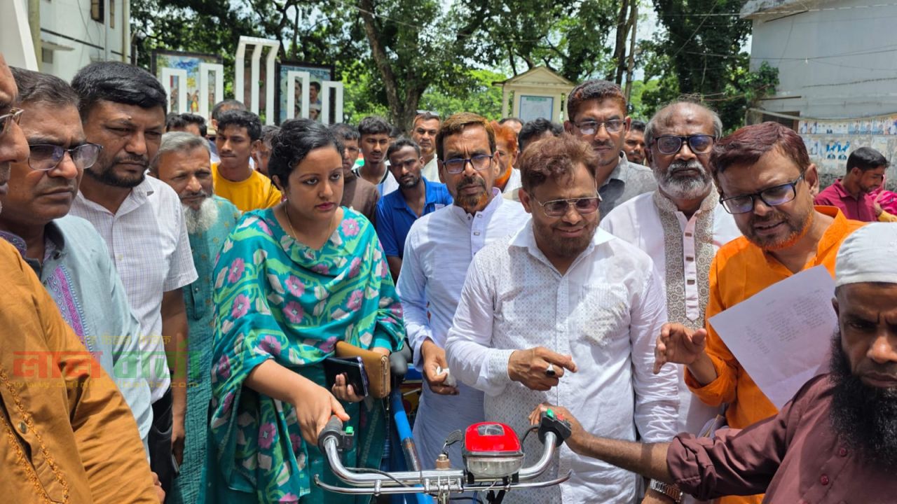 তাড়াশে ১০ জনকে অটোরিকশা উপহার দিলেন এমপি আয়নুল হক
