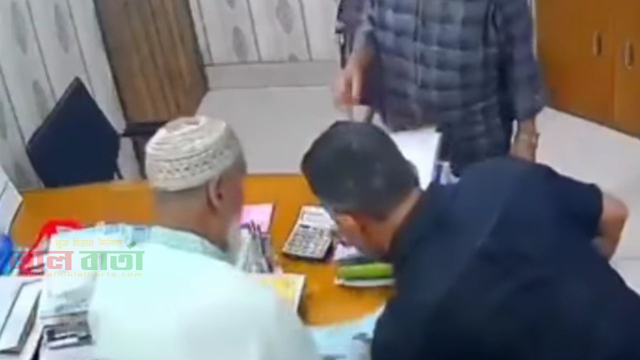 বরিশালে ব্যবসায়ীকে মারধর ও জিম্মি করে চেক নেওয়ার অভিযোগ, সিসিটিভি ফুটেজ ভাইরাল