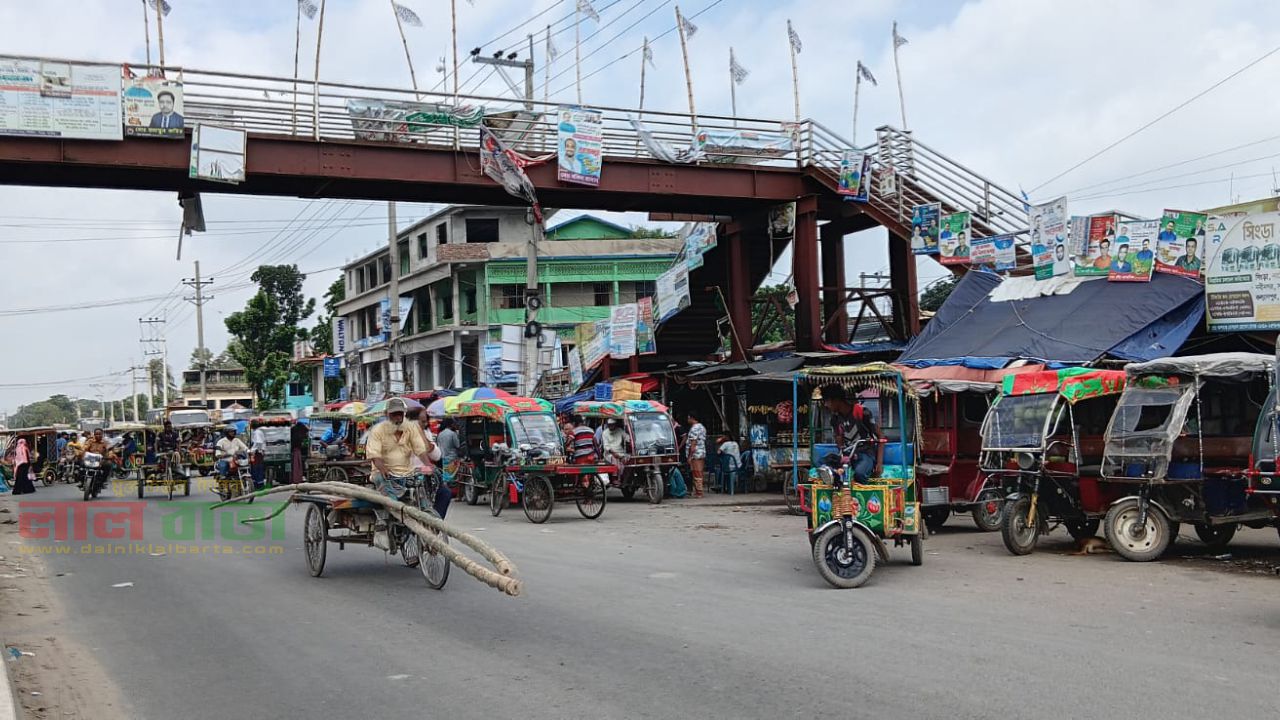 সিংড়া বাসস্ট্যান্ডে যাত্রীছাউনি না থাকায় ৮ বছর ধরে ভোগান্তিতে সাধারণ মানুষ 