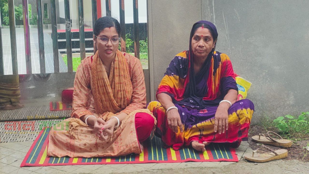 পরকীয়ার অভিযোগ : চিকিৎসক স্বামীর বাড়ির সামনে ইন্টার্ন চিকিৎসক স্ত্রীর অনশন!