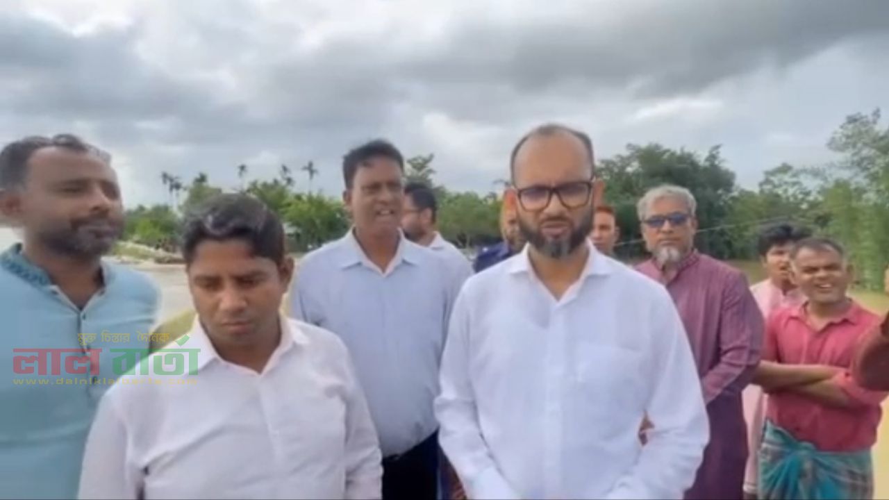 বন্যাদুর্গত এলাকা পরিদর্শন ও আশ্রয়কেন্দ্রে বন্যার্তদের খোঁজ নিতে; জেলা প্রশাসক