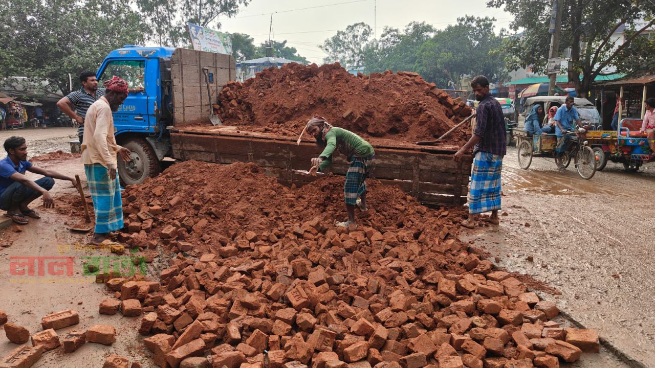 জনদুর্ভোগ লাঘবে নিজ উদ্যোগে সড়কে সংস্কার কাজ করলেন মেয়র পদপ্রার্থী মোশাররফ হোসেন