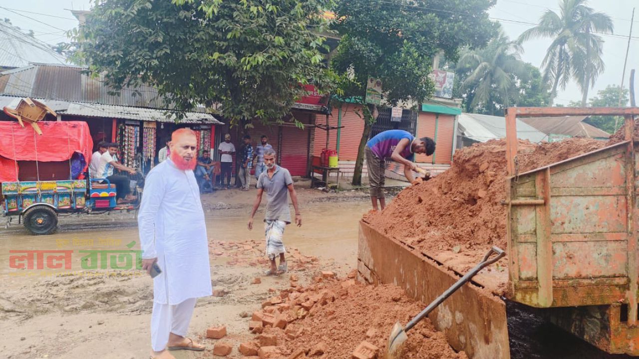 ধানগড়ায় নিজ উদ্যোগে সড়কে সংস্কার কাজ করলেন মেয়র পদপ্রার্থী মোশাররফ হোসেন