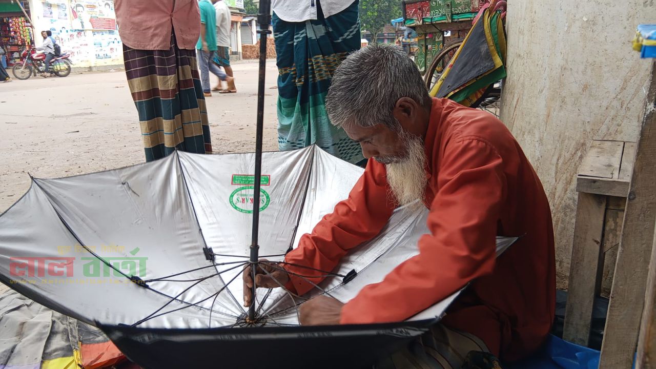 কালের স্রোতে হারিয়ে যাচ্ছে শতবর্ষী পেশা: সংকটে ছাতা মেরামতকারী কারিগররা