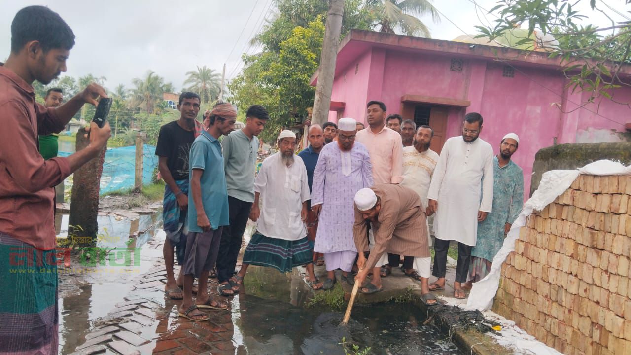 কালিগঞ্জে সরকারি পুকুর সংলগ্ন ড্রেন সংস্কার কাজের উদ্বোধন, জলাবদ্ধতা থেকে মুক্তি পাবে প্রায় ৪০০ পরিবার