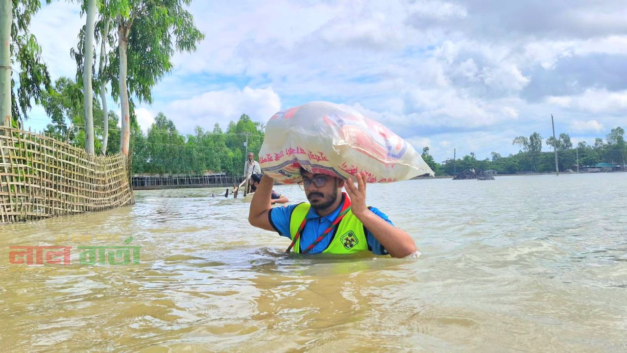 বন্যার বুক চিরে মানবতার মশাল হাতে স্কাউটরা