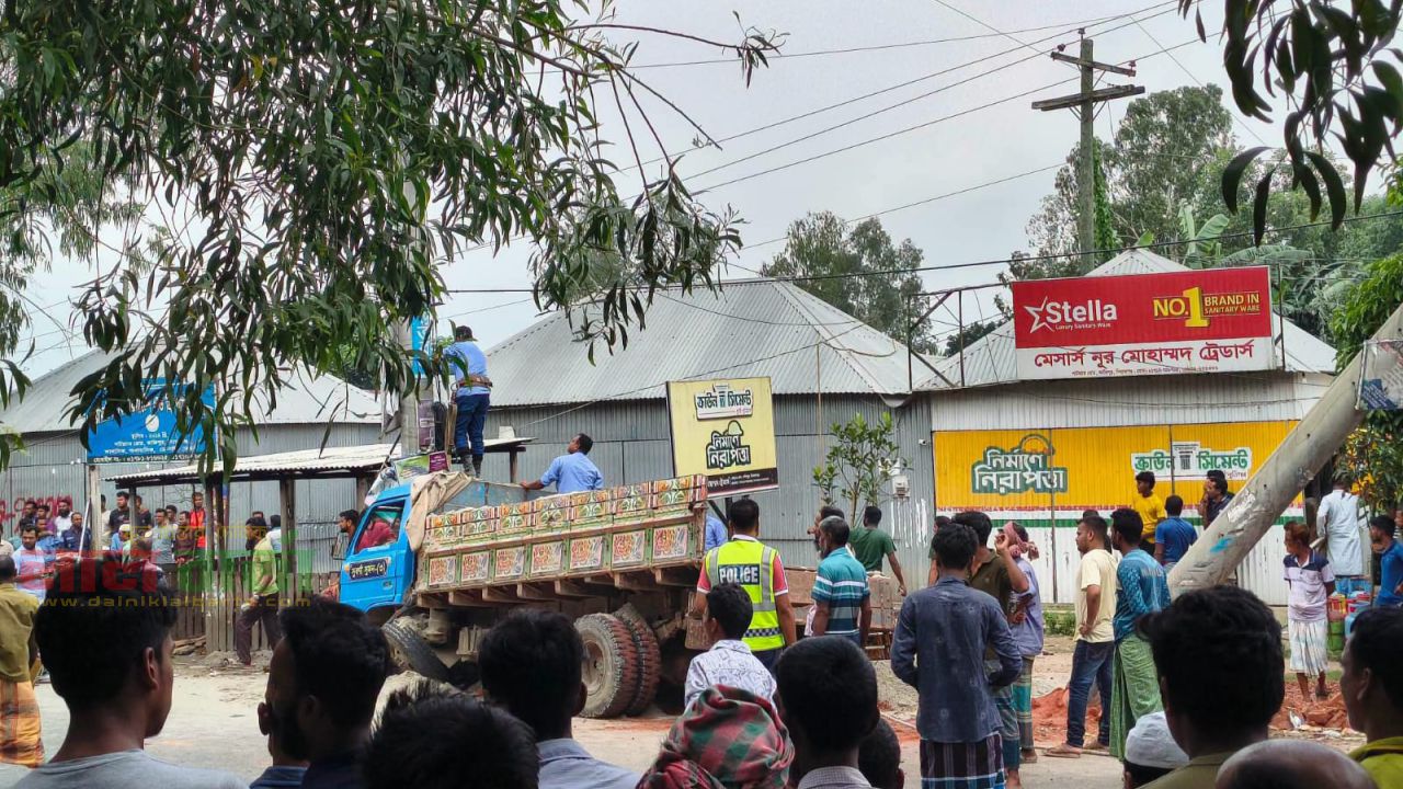 কাজিপুরে বালুবাহী ট্রাক চাপায় ভ্যানচালক নিহত 