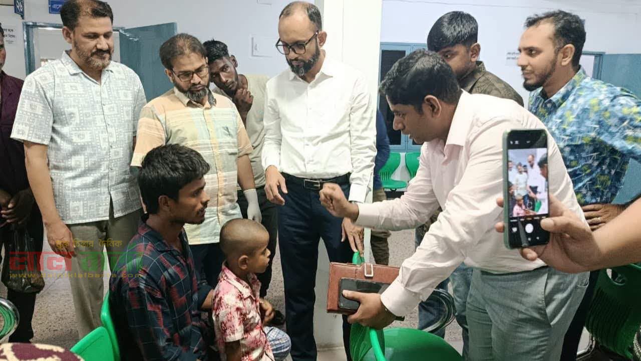 একই পরিবারের ১১ দৃষ্টি প্রতিবন্ধীদের পাশে জেলা প্রশাসক