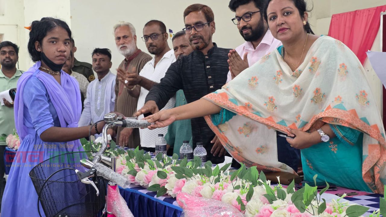 তাড়াশে ক্ষুদ্র নৃ-গোষ্ঠীর শিক্ষার্থীদের মাঝে বাইসাইকেল, শিক্ষাবৃত্তি ও সেলাই মেশিন বিতরণ