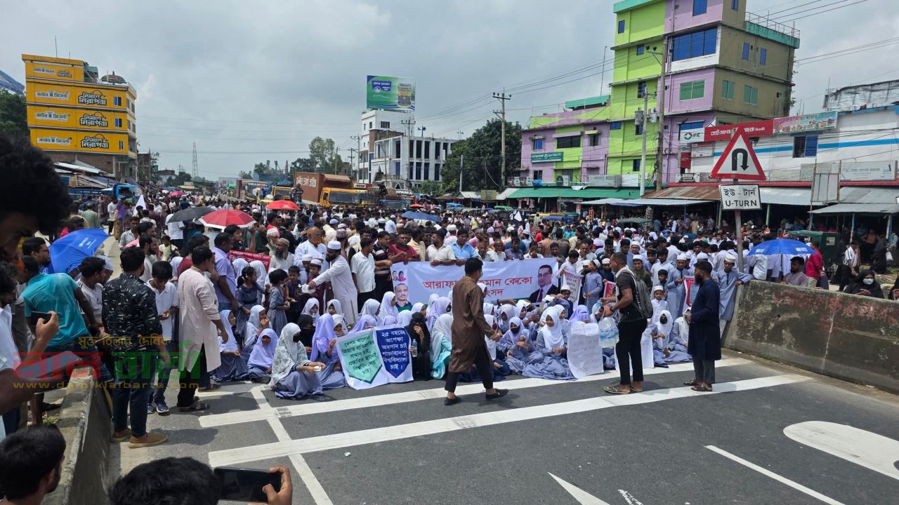 বগুড়ার শাজাহানপুরে বিশ্ববিদ্যালয় স্থাপনের দাবিতে মহাসড়ক অবরোধ: শত শত যানবাহন আটকা