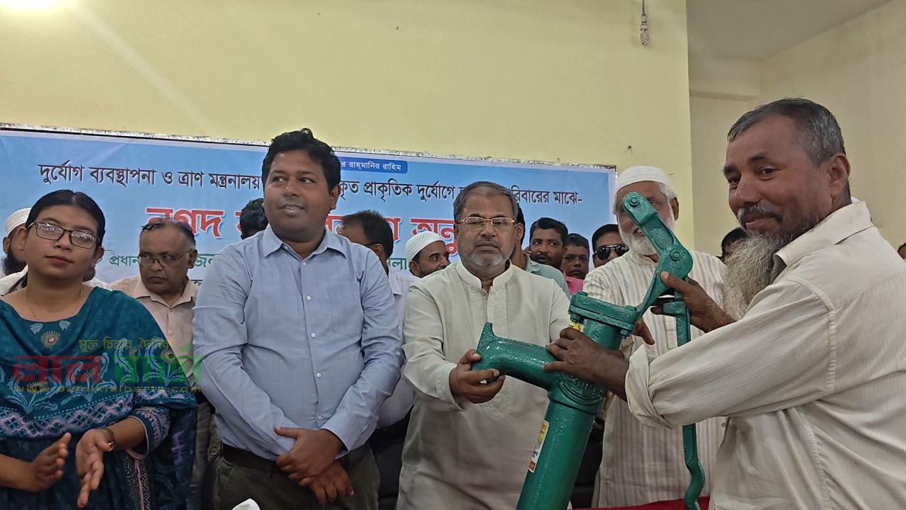 সিংড়ায় সেলাই মেশিন,টিউবওয়েল ও অনুদানের চেক বিতরণ করলেন এমপি আনু