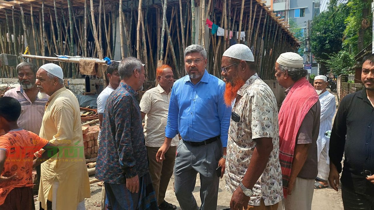 রাস্তা দখল করে ভবন নির্মাণের অভিযোগে ঘটনাস্থল পরিদর্শনে আরডিএ চেয়ারম্যান সুইট