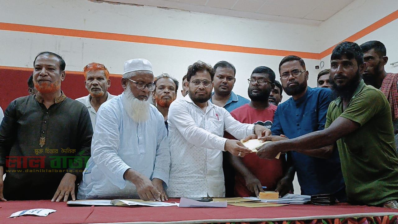 রায়গঞ্জে মানবিক সহায়তা পেলেন ৩৮৫ দরিদ্র-অসহায় মানুষ