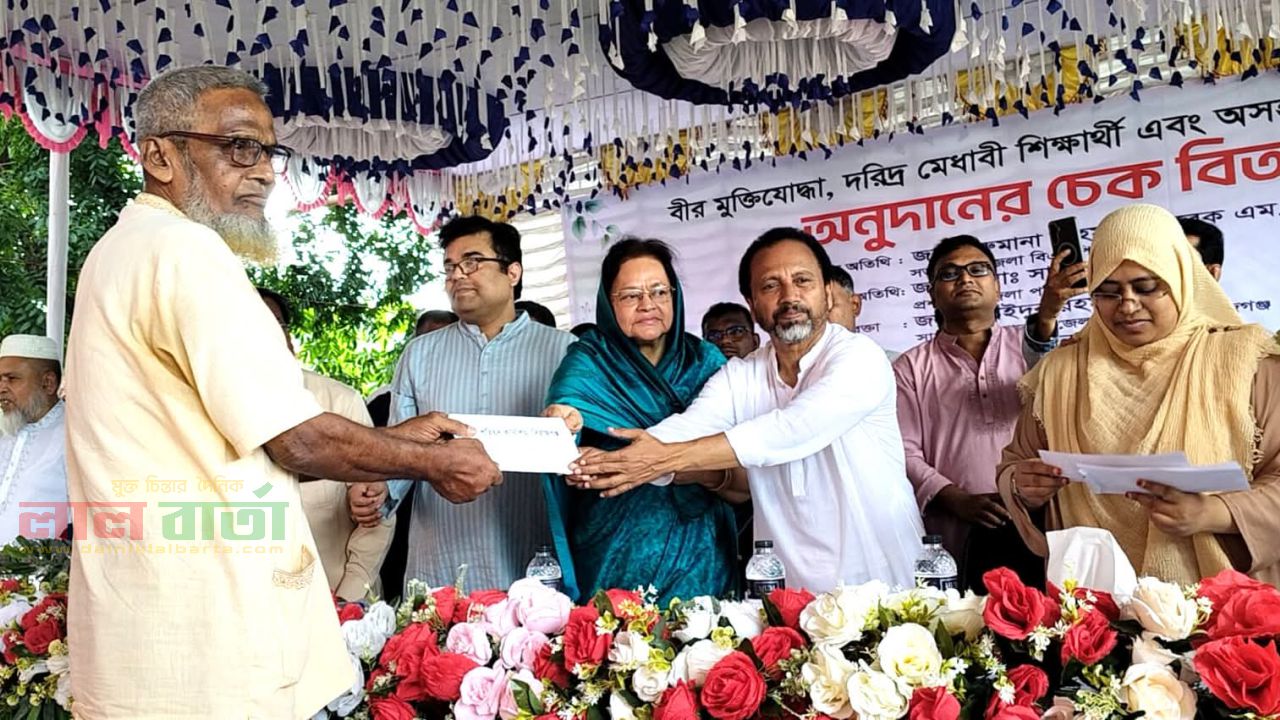 সিরাজগঞ্জে জেলা পরিষদের উদ্যোগে মেধাবী শিক্ষার্থী ও অসহায়দের মাঝে চেক বিতরণ