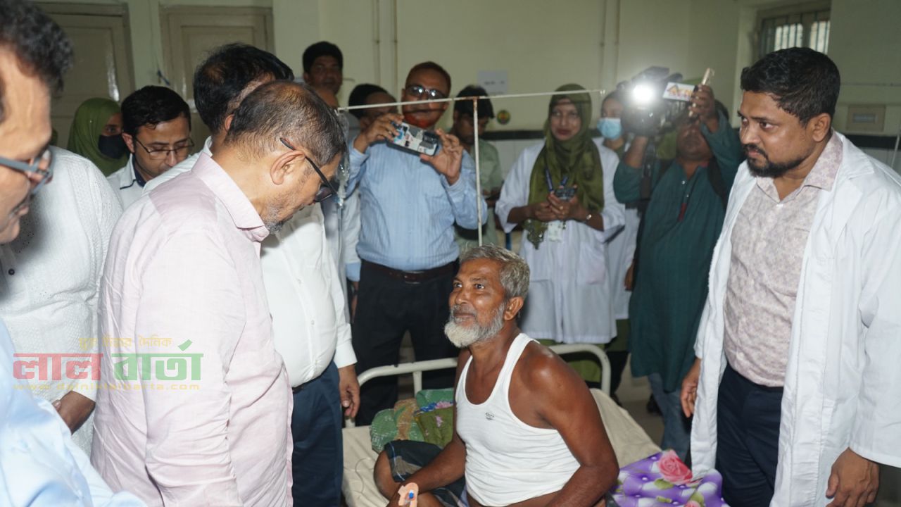 সাতক্ষীরায় আকস্মিক স্বাস্থ্য মন্ত্রীর পরিদর্শন, দুই চিকিৎসক সহ তিনজনকে বরখাস্ত
