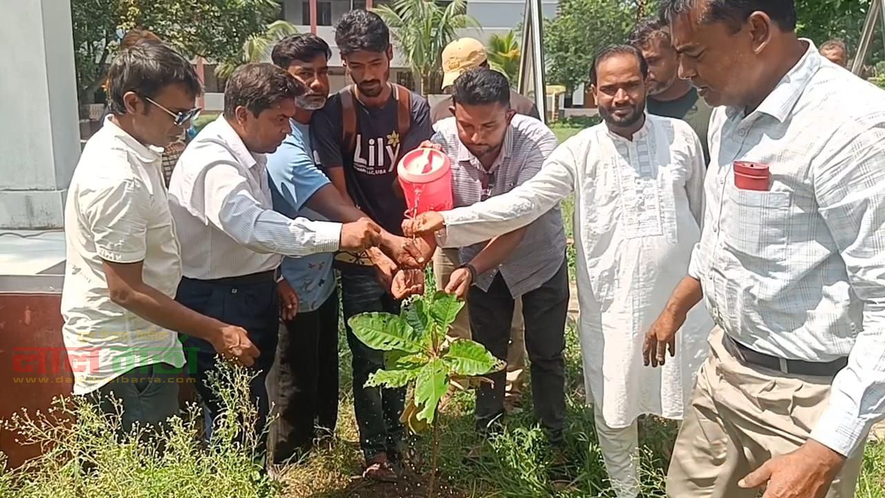 রাজশাহীতে শিক্ষার্থীদের মাঝে ফলজ ও বনজ গাছে চারা বিতরণ