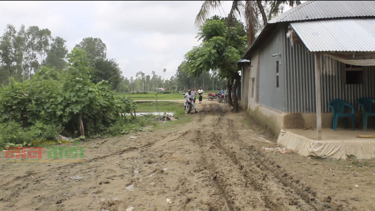 তাড়াশে এক ব্যক্তির বাধায় এডিপির অর্থায়নে রাস্তা নির্মাণকাজ বন্ধ  