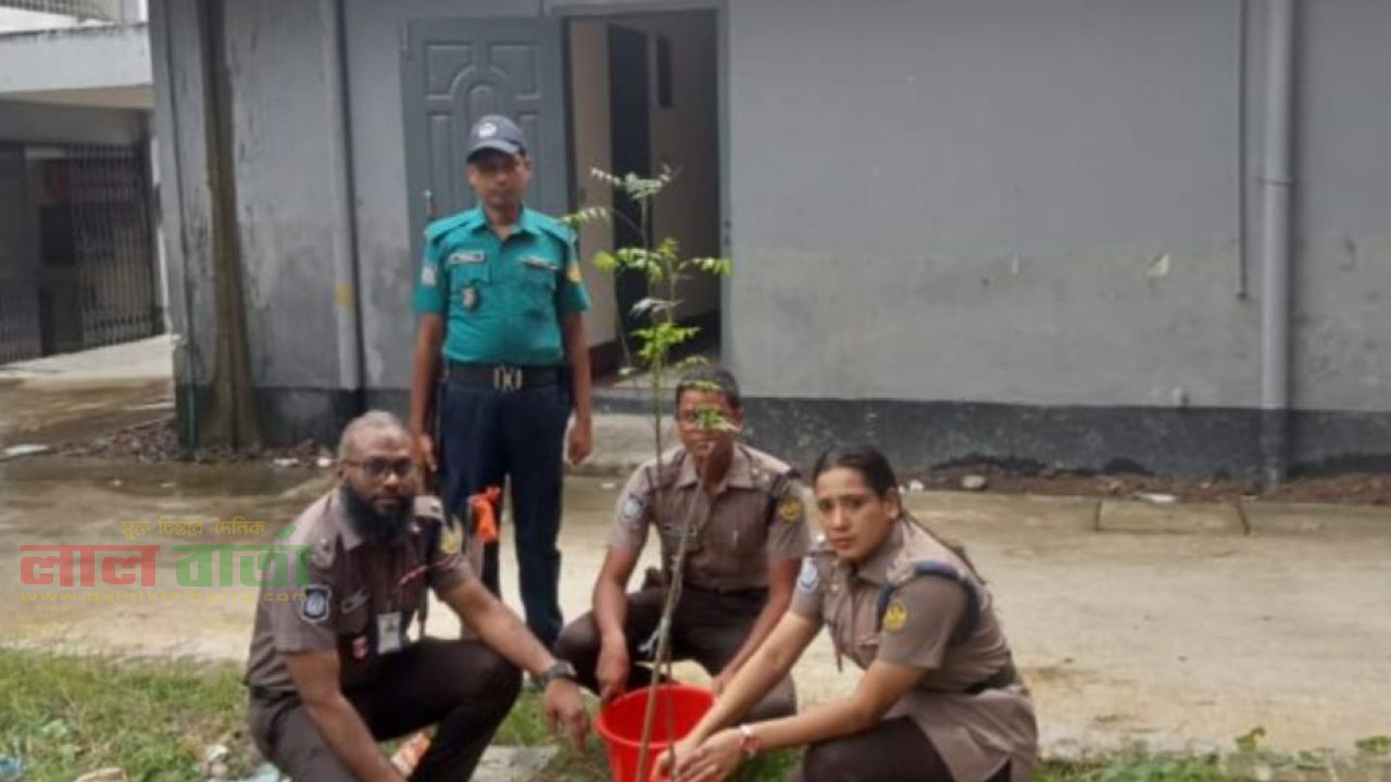 আরএমপি'র বোয়ালিয়া থানায় ফলজ-বনজ গাছের বৃক্ষ রোপণ