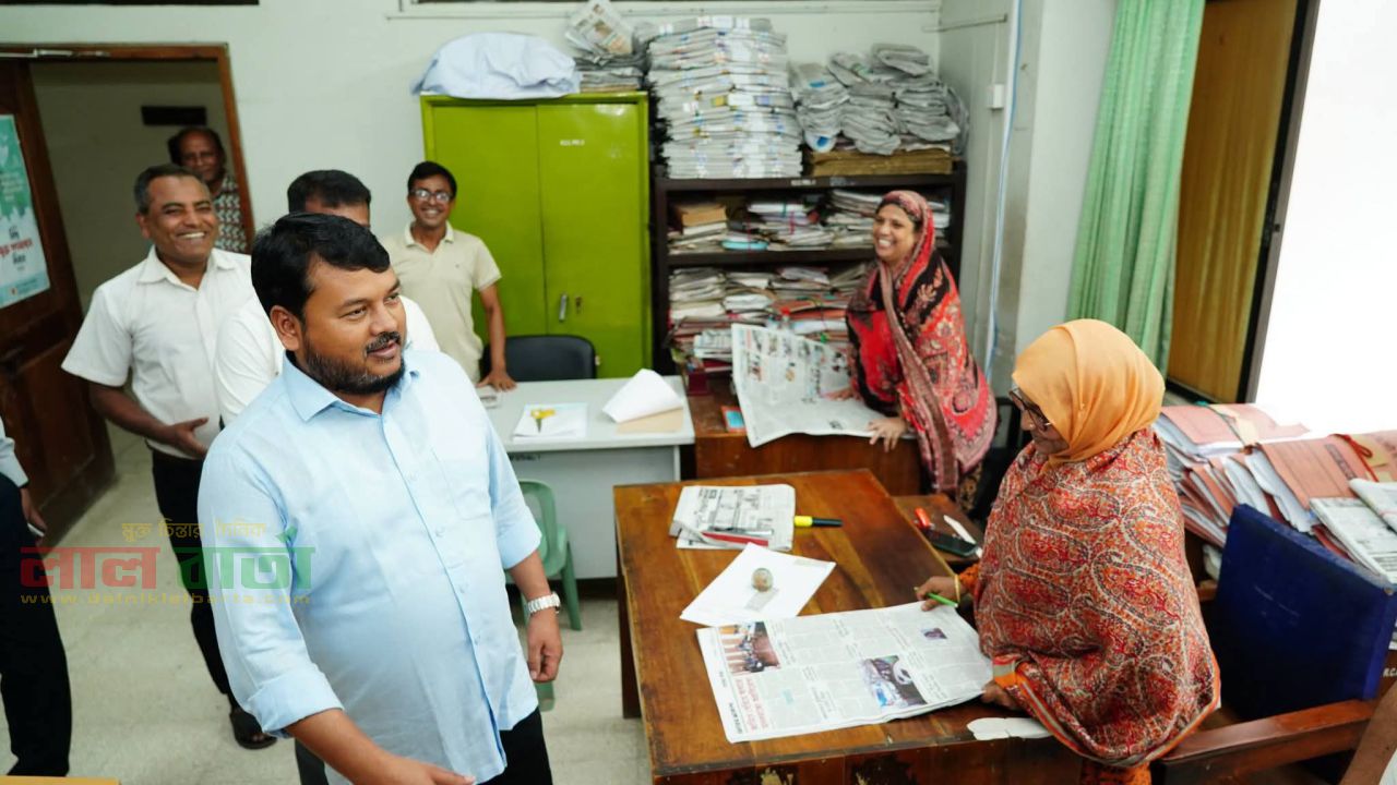 নগর ভবনের বিভিন্ন দপ্তর আকস্মিক পরিদর্শনে রাসিক প্রশাসক মাহফুজুর রহমান রিটন