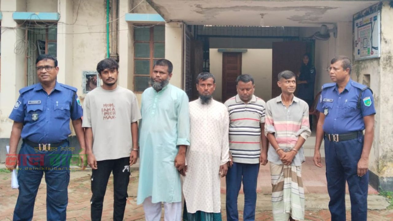 রায়গঞ্জে পুলিশের অভিযানে সাজাপ্রাপ্তসহ ৫ আসামি আটক
