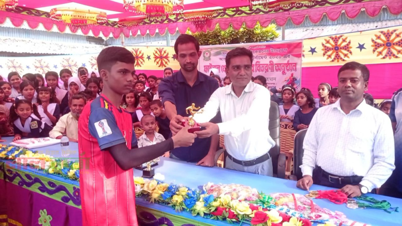 কাজিপুরে আন্তঃশ্রেণি ফুটবল টুর্নামেন্টের ফাইনাল ও পুরস্কার বিতরণ