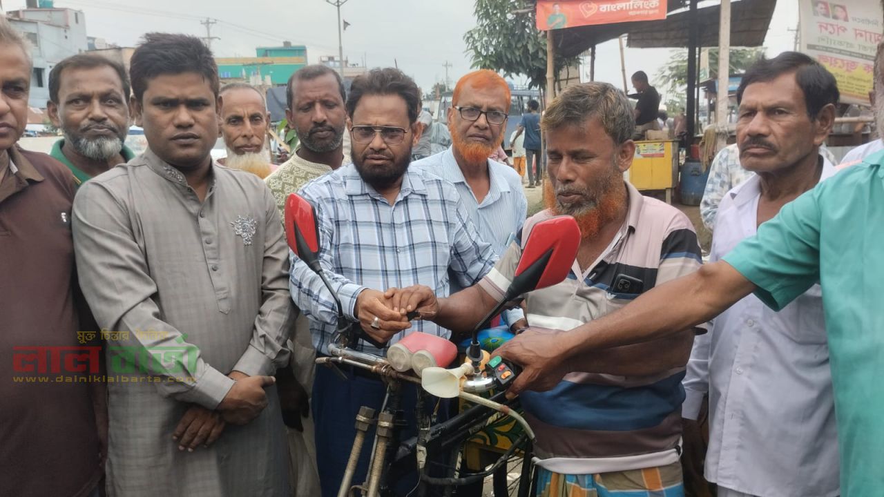 রায়গঞ্জে ১০ অসচ্ছল ব্যক্তির মাঝে অটোরিকশা বিতরণ  করলেন এমপি আয়নুল হক