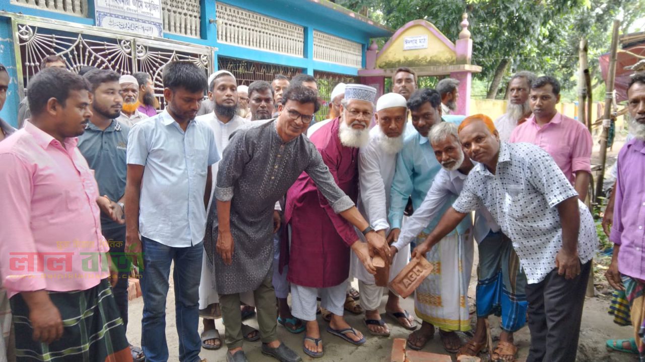 সিংড়ার বিলদহর গ্রামের কাঁচা রাস্তা সংস্কার কাজের উদ্বোধন 
