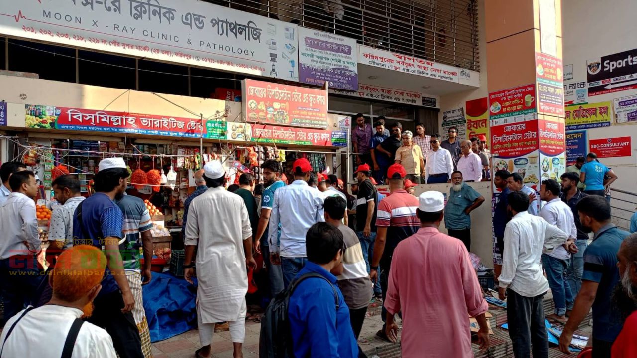 ফরিদপুরে ফুটপাত দখলমুক্ত করতে পৌরসভার উচ্ছেদ অভিযান