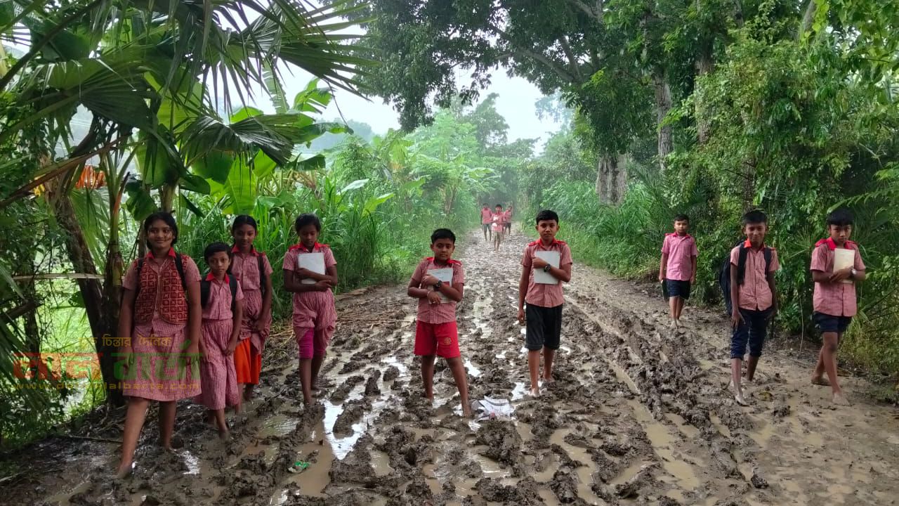 ২৯ বছরেও মেলেনি  প্রাথমিক বিদ্যালয়ের রাস্তার সমাধান 
